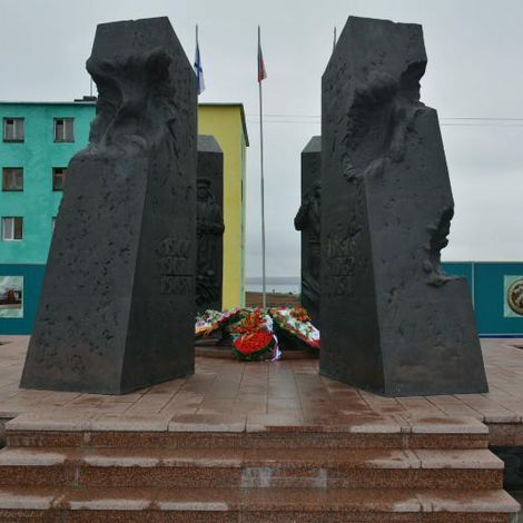 Торжественная церемония возложения памятных венков к монументу «Создателям ядерного щита России»